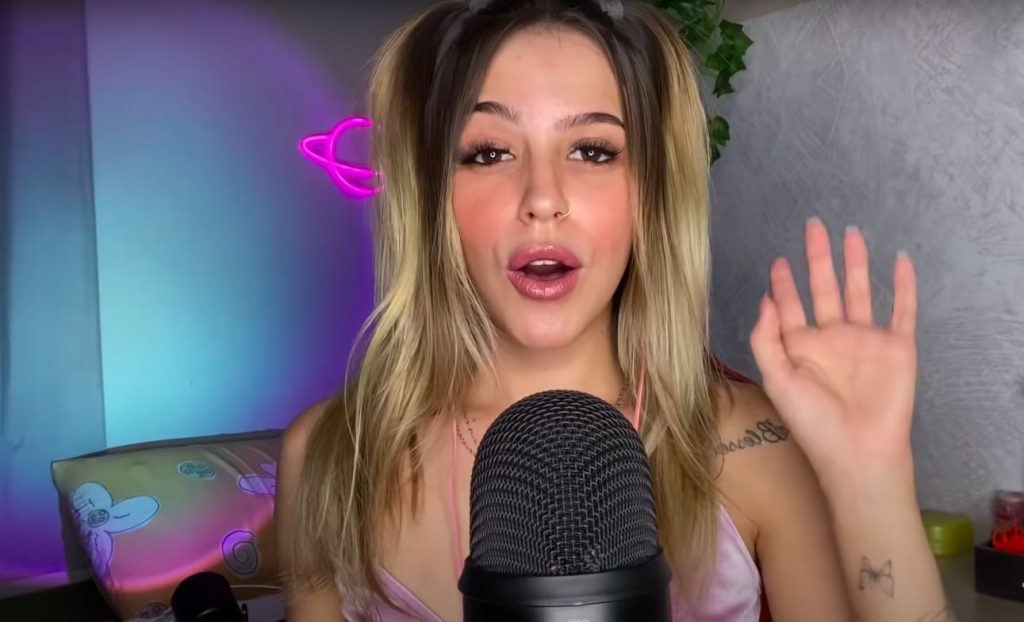 Influencer Camila Camargo faz sucesso na web com vídeos de ASMR  