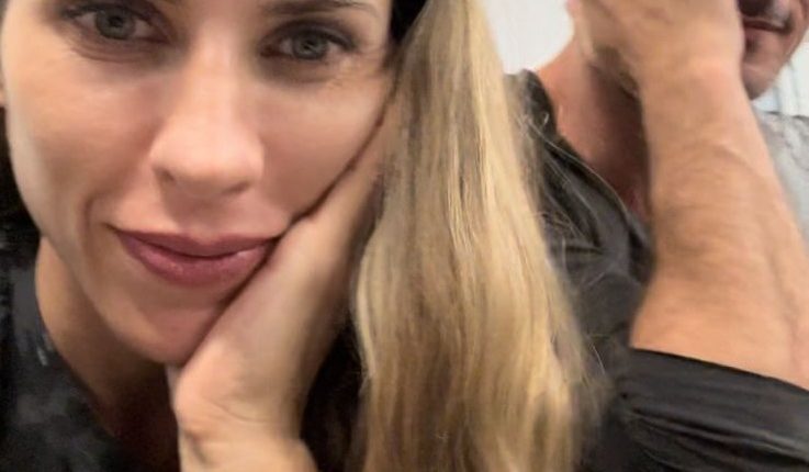 Ana Paula Minerato e o namorado parados no Panamá