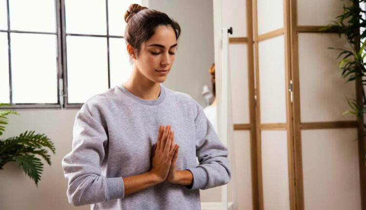 Mulher meditando