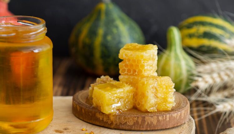 Pilha de favos de mel doces