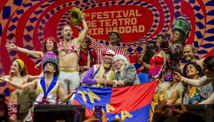 Abertura do Festival de Teatro Amir Haddad em 2025 - Amir Haddad, Fernanda Montenegro e Grupo Tá Na Rua