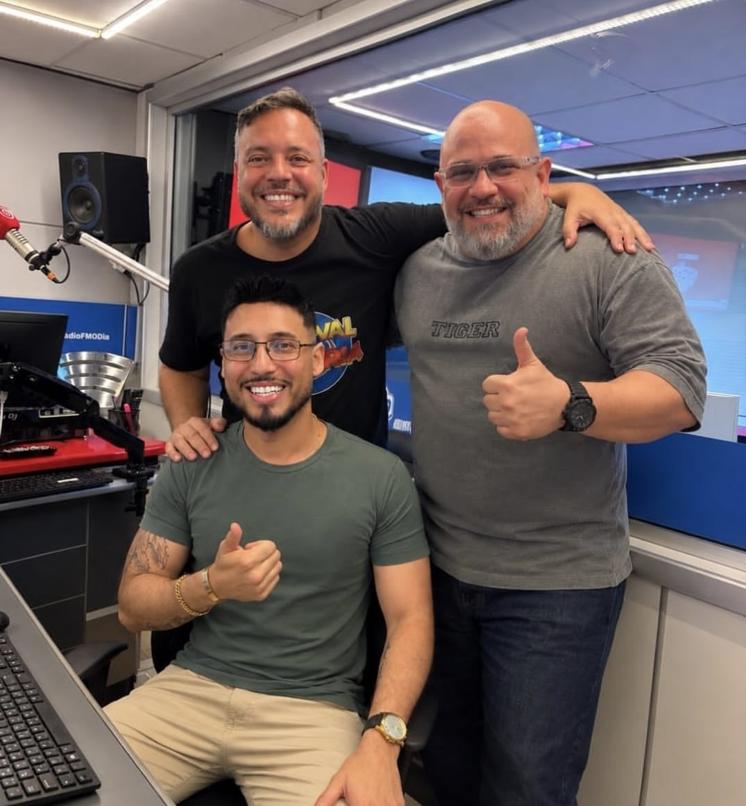 LP e o produtor Rafael Pereira, na Rádio FM O Dia (Assessoria/Divulgação)